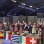 Feierliche Eröffnungsfeier mit einer lebhaften Folkloregruppe aus der Region Bresse