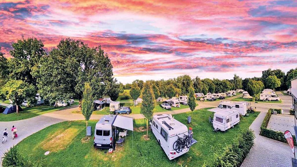 Sonnenuntergang über dem Campingplatz in Kassel